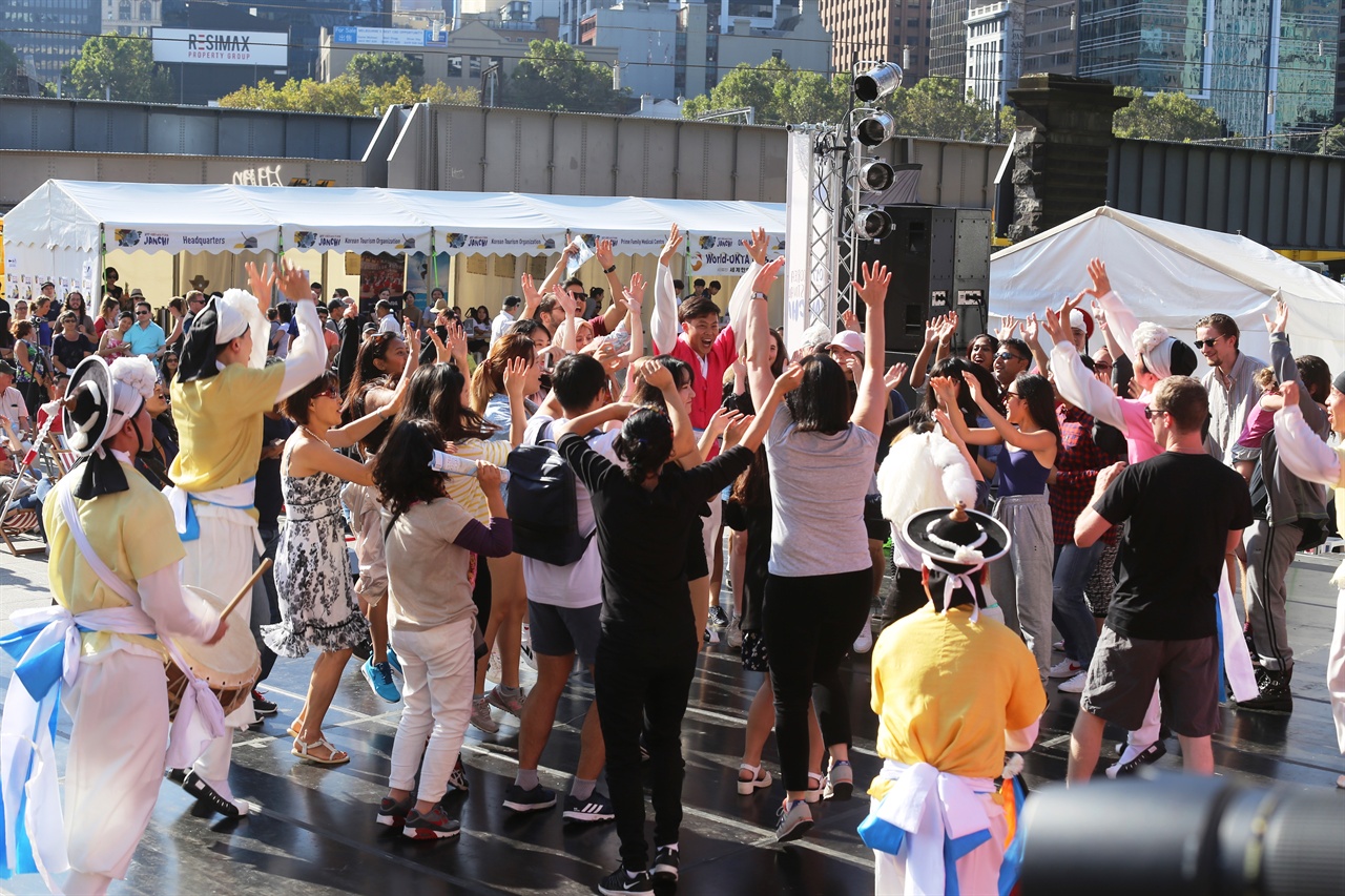 Korea Week Festival 2017 한국 문화를 접할 수 있는 축제인 코리아 위크 페스티벌에서 즐기는 현지 사람들.