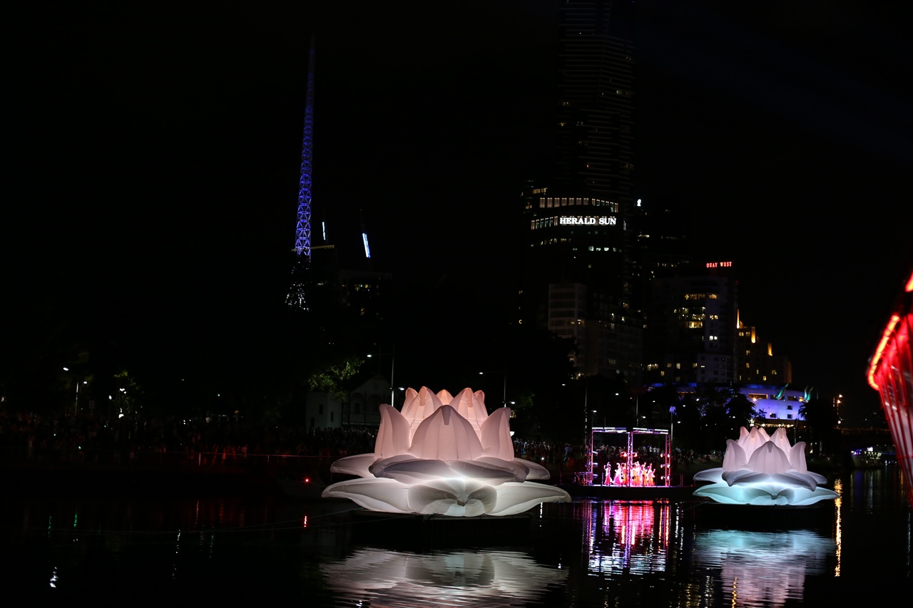 화이트 나이트 축제 멜버른 시티의 야라 강을 따라 흐르는 연꽃 조형물 