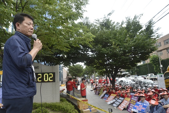 지난 6월 27일 서울 신세계 본사 앞에서 열린 ‘복합쇼핑몰 입점 반대 상인집회’에서 연설하고 있는 김명수 공동대표.