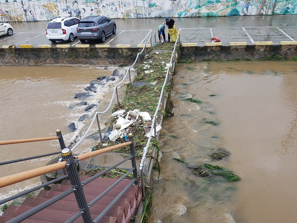 2일부터 시작된 비가 3일 밤늦게부터 시작된 폭우로 인해 홍성읍 하천에 물이 넘쳐 주차장과 인도에 연결된 다리에 물이 넘쳐 각종 쓰레기가 다리에 걸려 있다. 