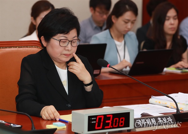 정현백 “탁현민 행정관 우려사항 청와대에 전달하겠다” 정현백 여성가족부 장관 후보자가 4일 오전 서울 여의도 국회 여성가족위원회에서 열린 인사청문회에 참석해 탁현민 청와대 의전비서관실 선임행정관의 과거 여성비하 발언을 지적하는 야당의원들의 질의에 난감한 표정을 짓고 있다.