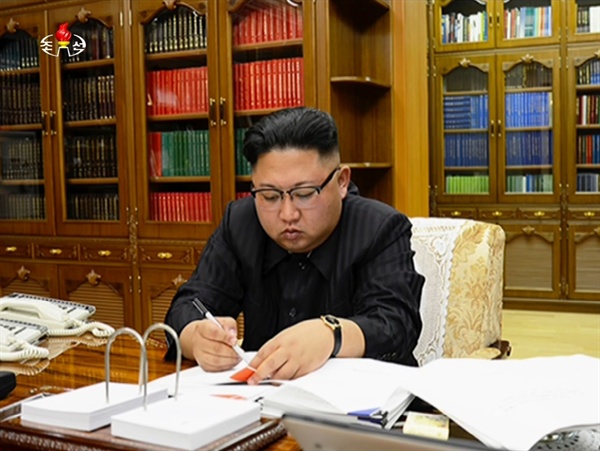  북한 조선중앙TV는 지난 7월 4일 김정은 노동당 위원장이 전날 대륙간 탄도미사일(ICBM) '화성-14' 시험발사를 명령했다고 보도했다. 사진은 ICBM 발사와 관련한 국방과학원 문건에 서명하는 김정은의 모습. 