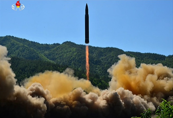  북한 조선중앙TV는 4일 대륙간 탄도미사일(ICBM) '화성-14' 시험발사에 성공했다며 ICBM 발사 모습을 공개했다. 사진은 북한이 발사한 '화성-14'의 모습.