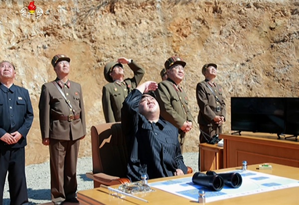 북한 조선중앙TV는 4일 대륙간 탄도미사일(ICBM) '화성-14' 시험발사에 성공했다며 ICBM 발사 모습을 공개했다. 사진은 시험발사를 지켜보는 김정은.