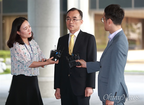 서울고검 도착한 문무일 검찰총장 후보자 문무일 검찰총장 후보자가 4일 오후 인사청문회 준비 사무실이 마련된 서울 서초동 서울고검에 도착하며 기자들의 질문에 답하고 있다.