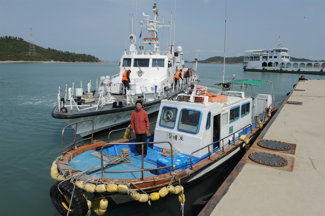 섬 탐사 도중 배가 고장 나 해경 배에 이끌려 항구로 돌아온 이재언 씨와 등대호. 지난 2011년 5월이다.