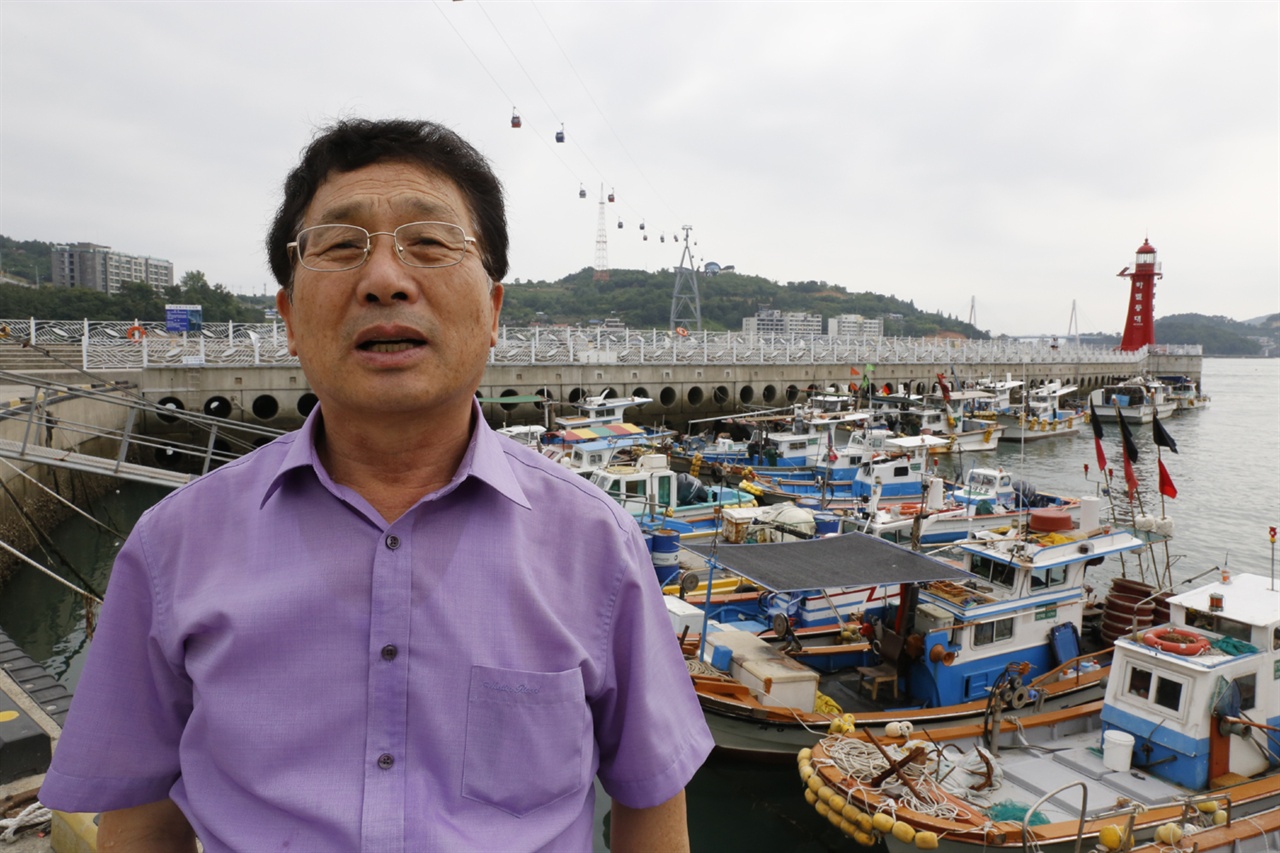 <한국의 섬> 13권을 펴낸 이재언 씨가 앞으로의 활동 계획에 대해 얘기하고 있다. 지난 6월 30일 여수 바닷가에서다.