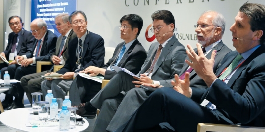 동아시아 정세에 대해 입장을 설명하는 리퍼트 전 미국 대사(맨 우측)