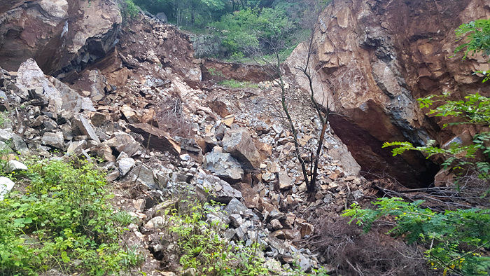 2017년 7월 4일 새벽에 남수산 금매2리 배나무골에서 가로 약 50m, 깊이 약 30m 싱크홀이 또 발생