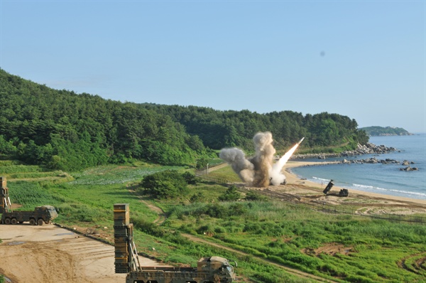 지난 5일 합참이 공개한 한미 미사일 동시 사격훈련 사진.