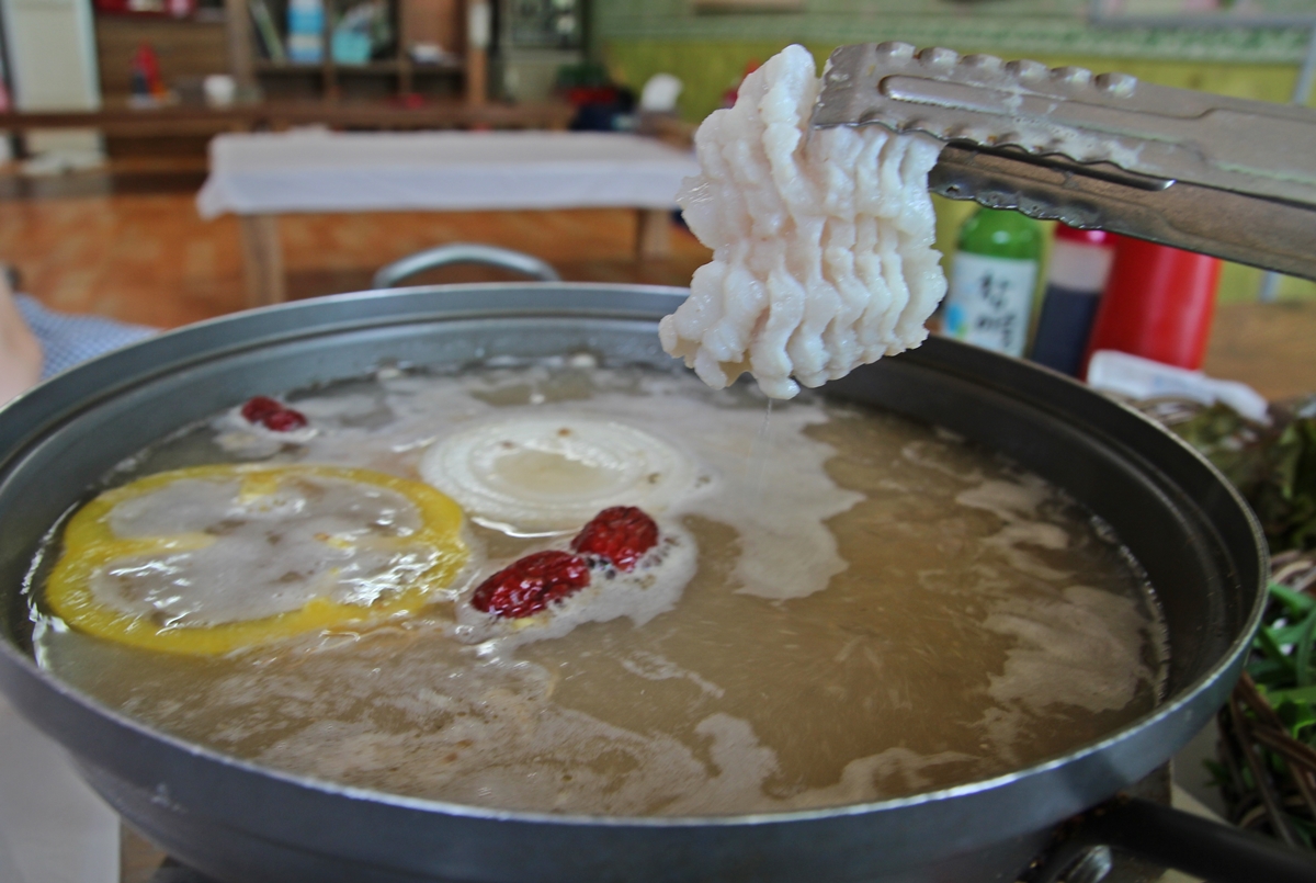 갯장어를 맛국물에 살짝 데쳐내 먹는 맛은 모든 이의 탄성을 자아내기에 충분하다. 
