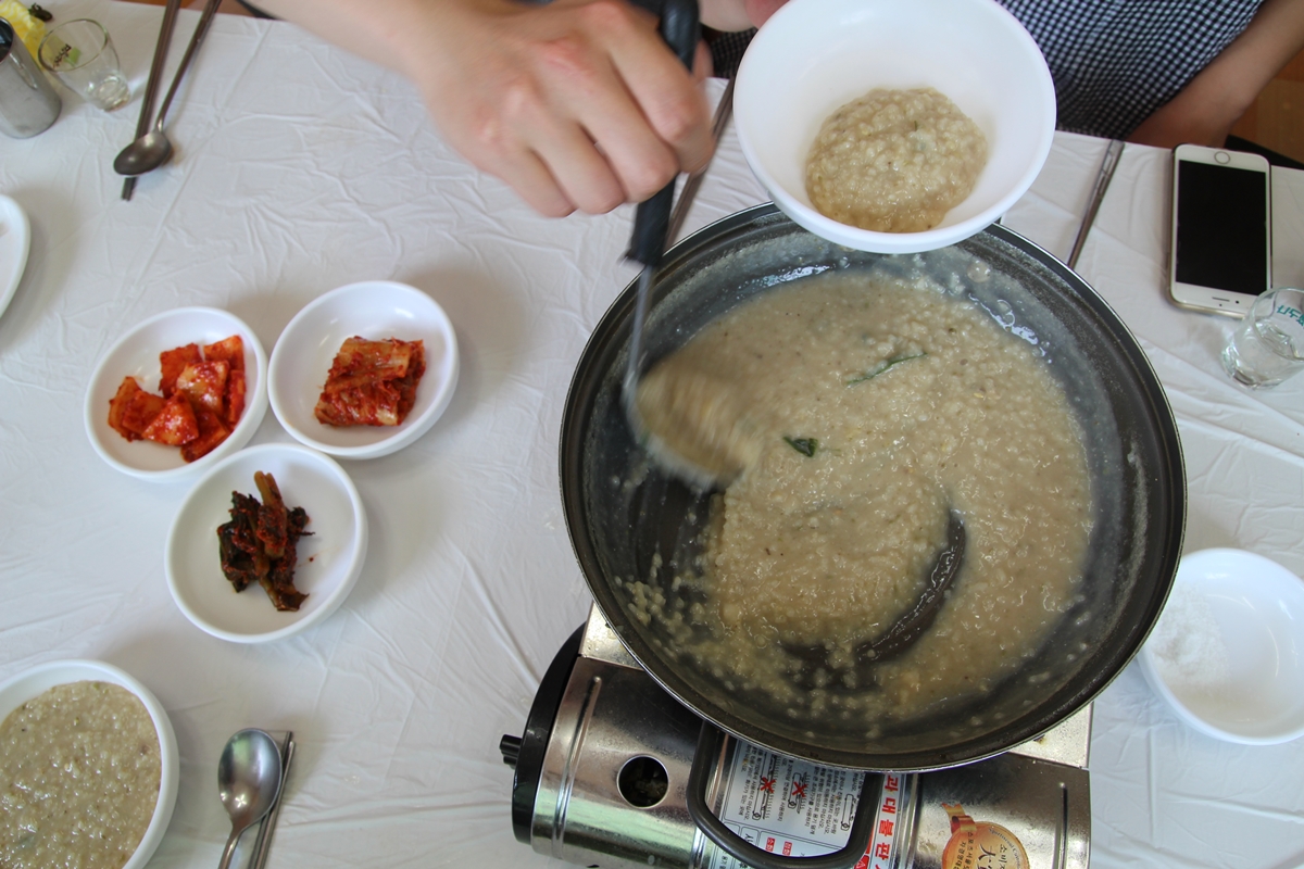 갯장어 어죽의 맛을 굳이 한마디로 요약하자면 죽인다. 
