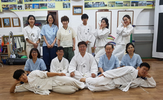 유쾌하고 즐겁게 택견을 배우고, 가르치는 강원택견문화원 사범들 