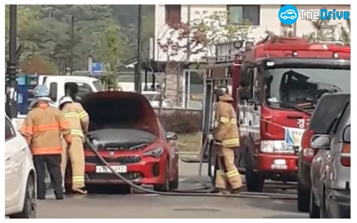 스팅이 엔진룸 화제  논란이 됐던 스팅어 엔진룸 화제 진압 장면 