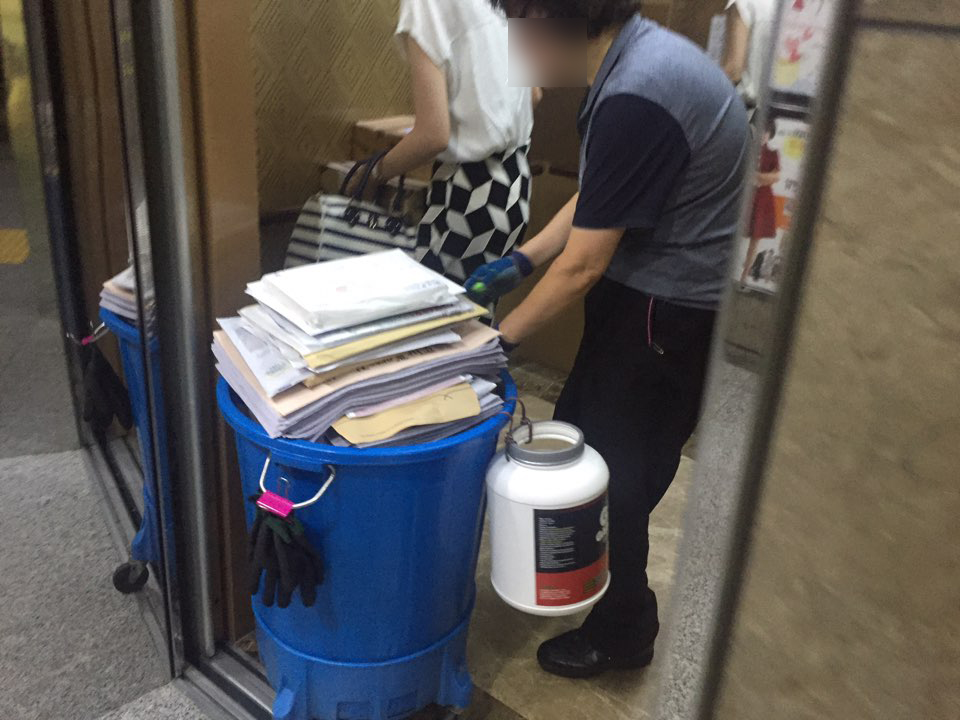 5일 오전 7시께 한 청소노동자가 신문과 우편물을 의원실로 옮기고 있다.