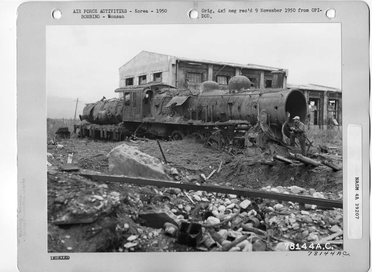  1950. 8. 10. 원산, 열차 정비공장이 폭격으로 폐허가 되었다. 