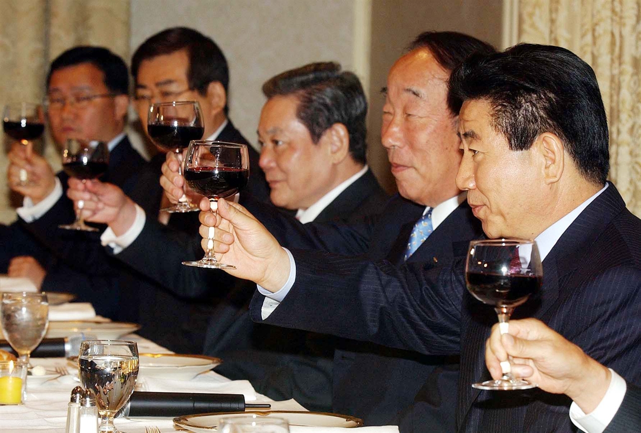  2003년 5월 11일 오후(현지 시각), 노무현 대통령이 뉴욕 아스토리아호텔에서 열린 '대통령과 수행경제인과의 만찬'에서 인사말을 하고 있다.