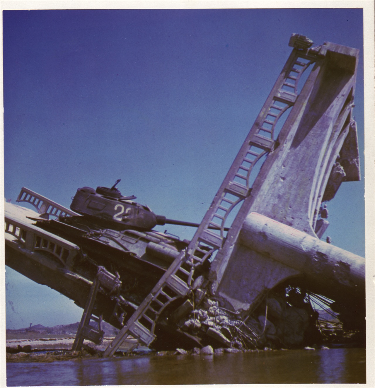  1950. 10. 7. 수원. 부서진 다리 위에 파괴된 인민군 탱크