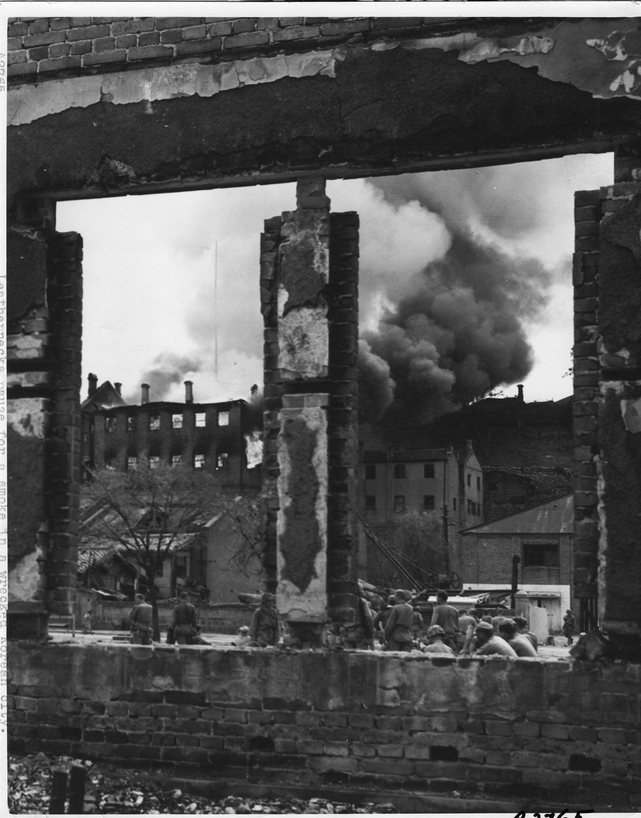  1950. 9. 인천. 폭격 후 불타고 있는 도시.