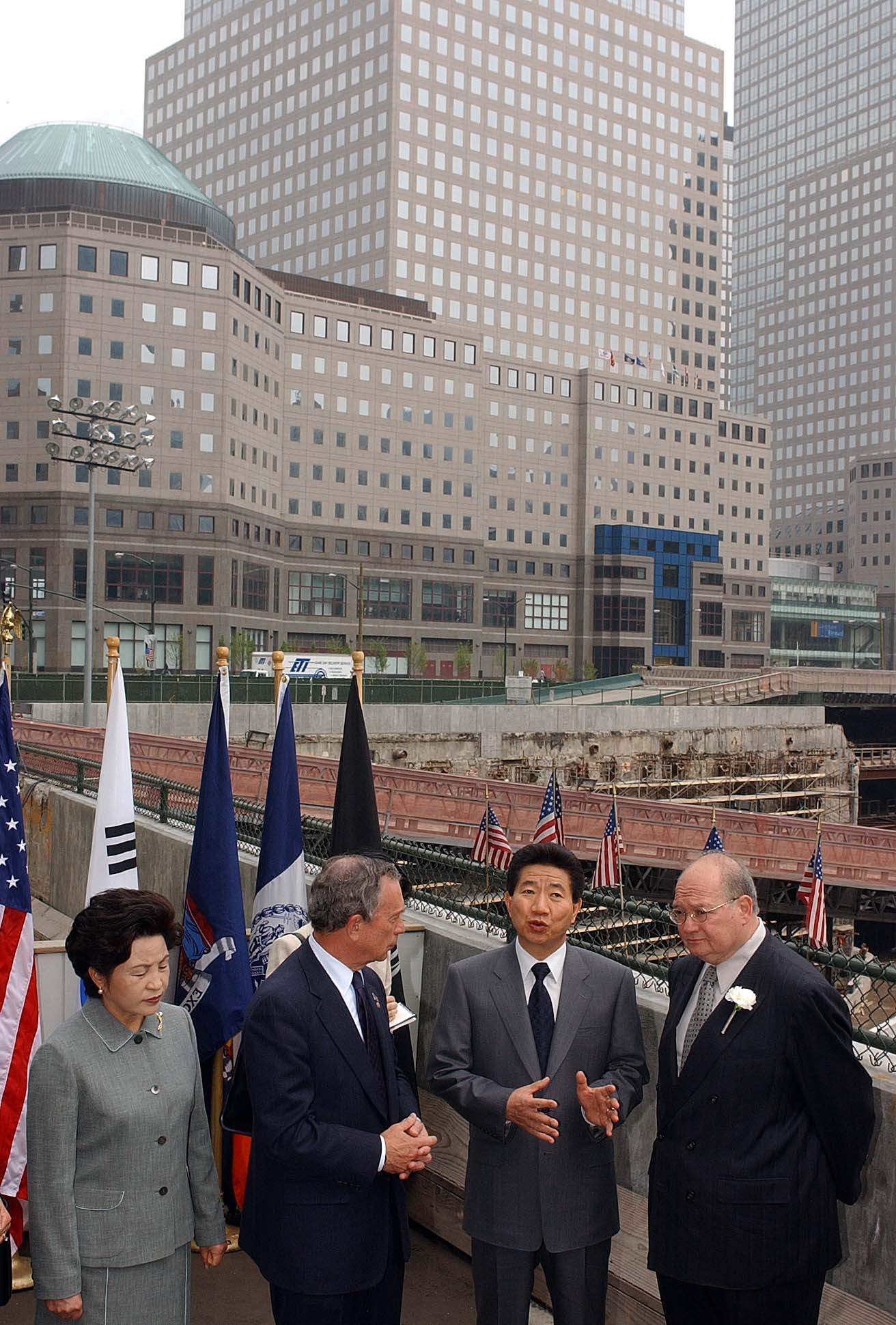  2003년 5월 12일 오전(현지 시각), 노무현 대통령이 9.11 테러 현장인 뉴욕 그라운드 제로를 방문, 블륨버그 뉴욕 시장(좌에서 두 번째)등에게 애도의 뜻을 표하고 있다.