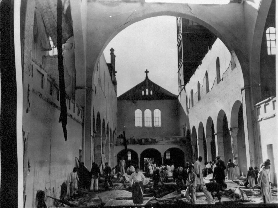  1950. 11. 2. 원산, 폭격으로 허물어진 성당을 신도들이 청소하고 있다.