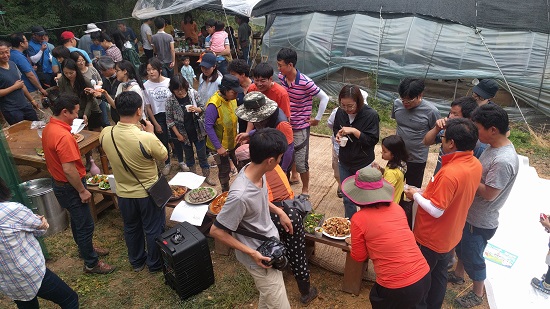 인천도시농업네트워크가 운영하는 여우재텃밭에서 진행한 텃밭회원 공동체의 날 행사인 텃밭영화제. 텃밭회원들은 수확한 작물을 나누고, 준비한 음식을 나눴다.