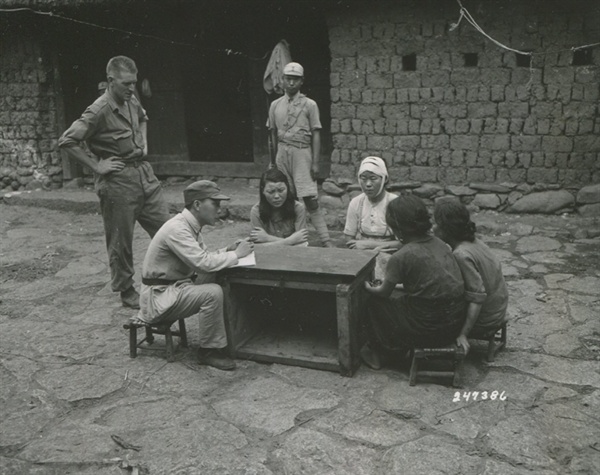 1944년 일본군 위안부(한국인)의 모습을 촬영한 영상이 73년 만에 세상 밖으로 나왔다. 서울시와 서울대 정진성 교수팀은 5일 중국 운남성 송산(松山)에 포로로 잡혀있던 위안부 7명을 촬영한 18초짜리 흑백 영상을 공개했다.