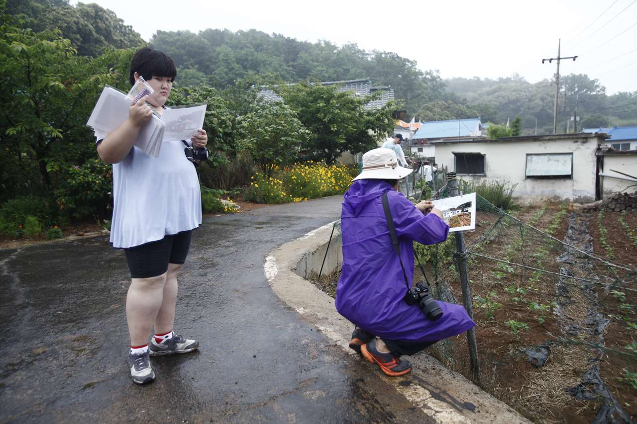  작품을 마을에 걸고 있다.