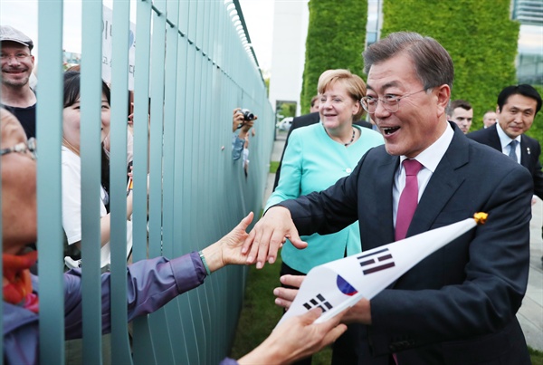 문재인 대통령과 앙겔라 메르켈 독일 총리가 지난 7월 5일 오후(현지시간) 한독정상 만찬회담을 마치고 나오다 한국 교민들을 만나고 있다.