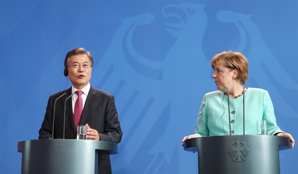 문재인 대통령이 5일 오후(현지시간) 독일 베를린 연방총리실 청사에서 앙겔라 메르켈 독일 총리와 함께 기자회견을 하고 있다.