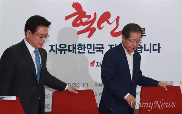 자유한국당 홍준표 대표와 정우택 원내대표가 6일 오전 서울 여의도 당사에서 열린 최고위원회의에 참석하고 있다.