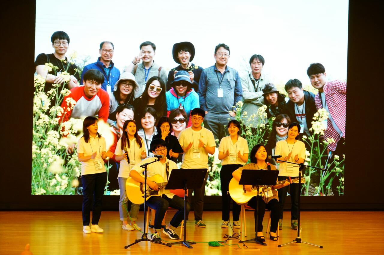 미실란 남근숙 이사의 공연에 대산 농촌재단의 멤버들이 함께 하고 있다. 