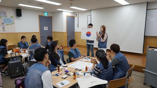 본격적인 탐방에 앞서 학생들이 '이번 탐방에서 무엇을 보고 배울 것인가'에 대해 발표하는 모습