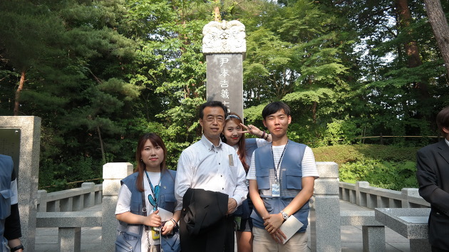 윤봉길 의사 순국기념비 앞에서 모리 가츠토시 의원과 함께