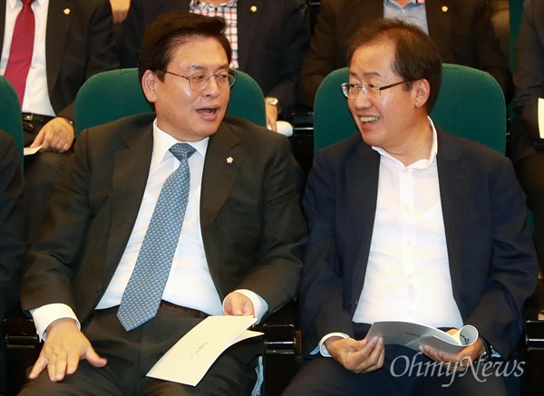 자유한국당 홍준표 대표와 정우택 원내대표가 6일 오후 서울 여의도 국회 도서관 대강당에서 열린 국회의원-당협위원장 연석회의에 참석해 이야기를 나누고 있다.