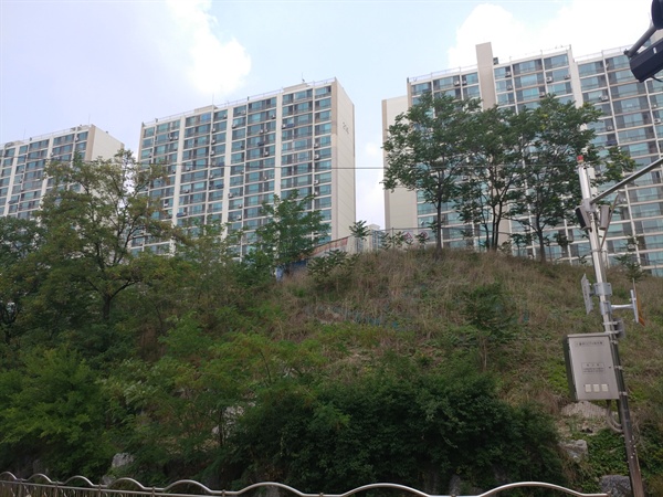 인근 초등학교 후문에서 바라본 서울 성북구 행복기숙사 부지. 뒤쪽으로 H아파트 212동, 213동, 214동이 보인다.