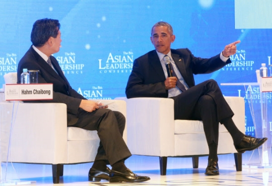 개막식에서 대담을 나누고 있는 버락 오바마 전 미국 대통령과 함재봉 아산정책연구원장