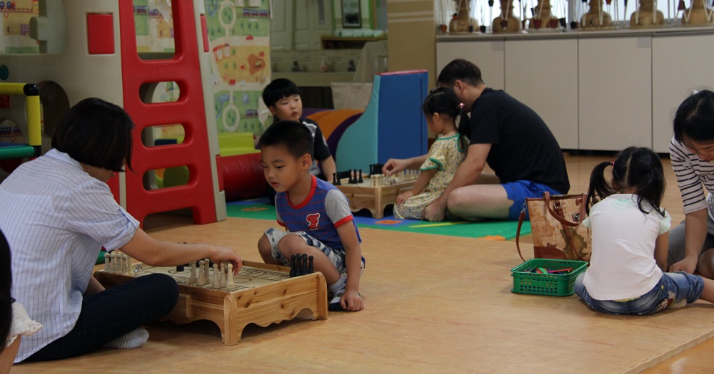 충남 아산 온양 신정초 유치원에서 토요일 오전 지역민을 상대로 '전통 놀이의 날'을 운영 중이다. 이날 전통놀이는 '쌍륙놀이'다. 참가자들이 '쌍륙놀이'를 즐기고 있다.