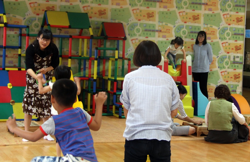 충남 아산 온양 신정초 유치원 '전통놀이 날' 행사 참석자들이 전통놀이를 즐기고 있다.
