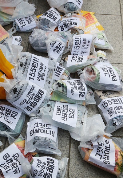 민주노총 서비스연맹 마트산업노조 조합원들이 지난 5일 오후 서울 마포구 경총회관 앞에서 최저임금위 사용자위원들이 제시한 2.4%(155원) 인상안이 쓰레기 봉투값 밖에 안 된다며 쓰레기 봉투를 경총을 향해 버리는 퍼포먼스를 하고 있다. 