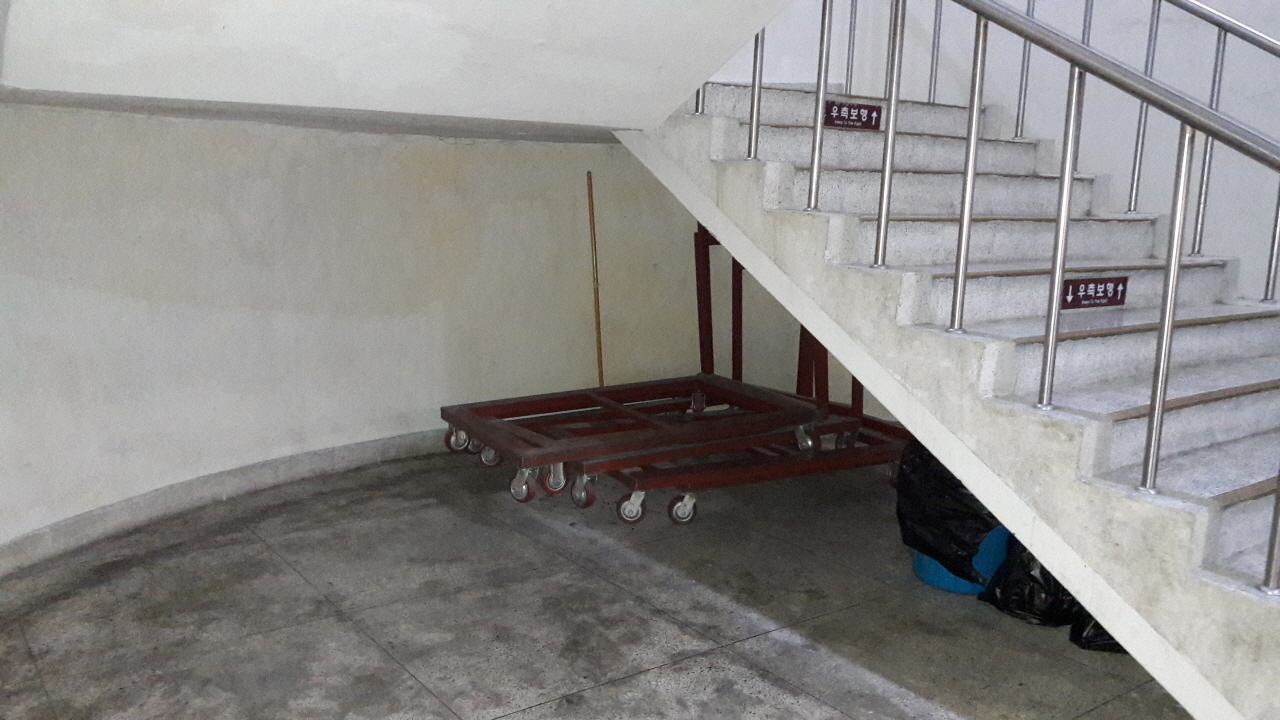 원래 연구관 지하 2층 계단 밑에는 아무것도 없었다. 휴게실이 만들어지기 전에는 그냥 개활지처럼 텅 비어 있었다.