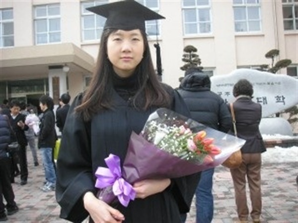 단원고 2학년 3반 김초원 선생님의 공주사대 졸업 사진.