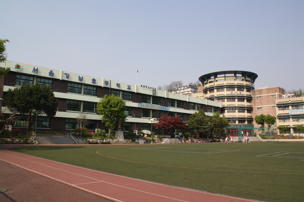 한강 이남을 뜻하는 ‘강남’이라는 지명은 영등포 일대를 지칭하는 의미로 1940년대부터 1970년대 초까지 사용되었다. 서울 동작구 상도동에 위치한 강남초등학교는 ‘강남’이라는 말이 공식적으로 사용된 첫 사례이다.