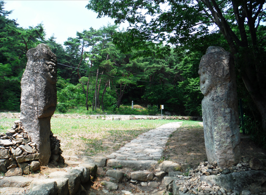     관룡사 석장승(경남민속문화재 제6호) 