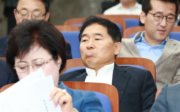 국민의당 황주홍 의원이 지난 3일 오전 국회 본청에서 의원총회에 참석해 생각에 잠겨 있다.