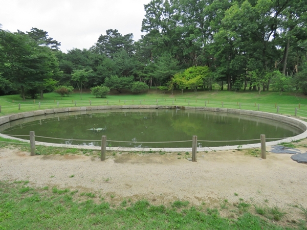원형 연못으로 융릉이 천장된 이듬해인 1790년에 조성된 연못이다