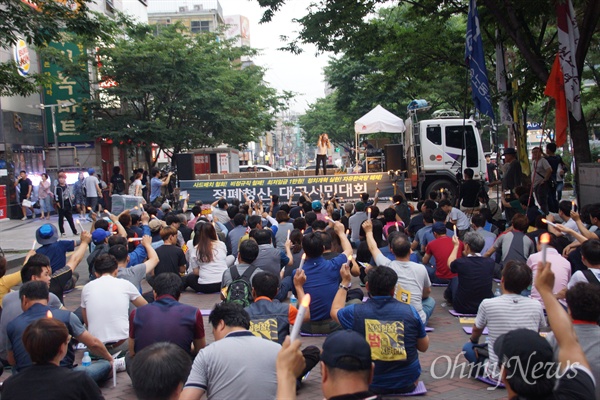 대구지역 시민단체들은 8일 오후 대구2.28기념공원 옆 도로에서 촛불집회를 열고 자유한국당 해체 등 적폐청산을 촉구했다.                             