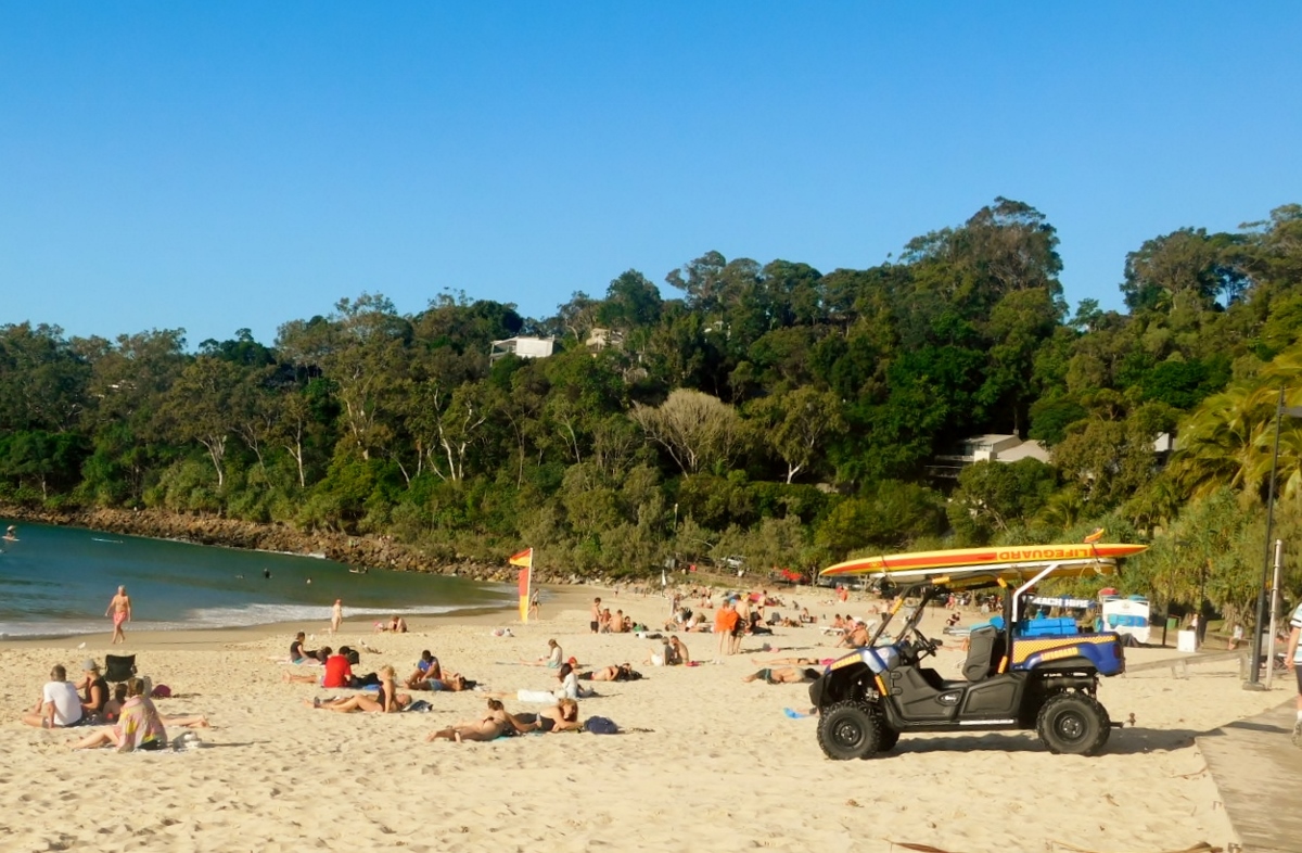 태양을 찾아 나선 관광객으로 넘쳐나는 싼샤인 코스트의 누사 헤드(Noosa Heads, Sunshine Coast, Queensland).
