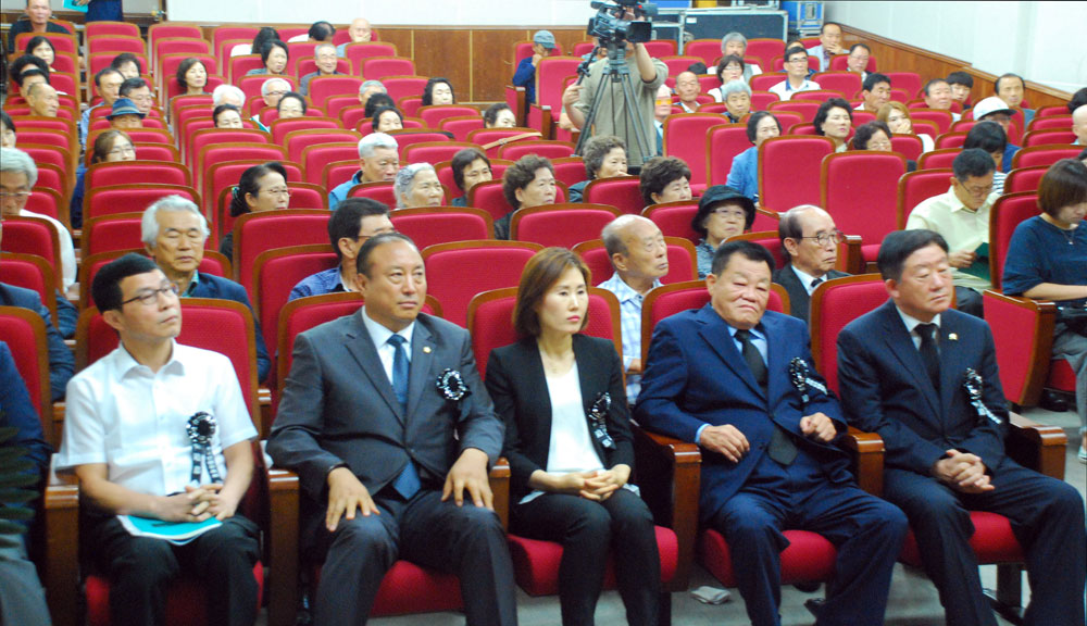  제12회 한국전쟁 시기 공주지역 민간인 희생자 합동위령제에 전국유족회원들과 시민 등 100여 명이 참석했다. 