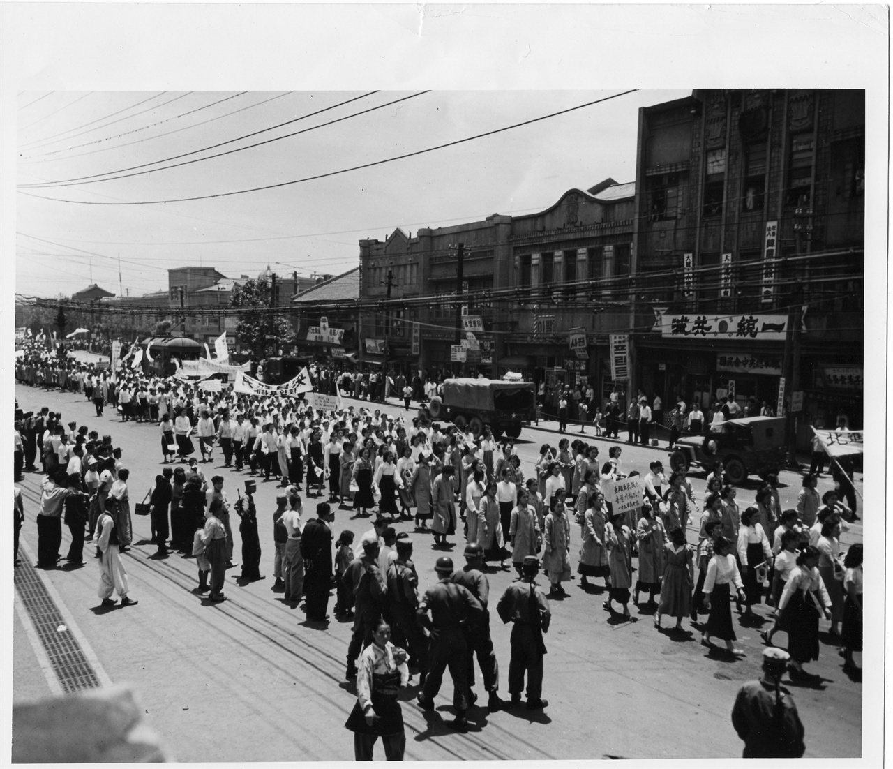  1953. 6. 13. 부산. 휴전반대 부산시민 시위 대열이 부산역 앞을 지나가고 있다.